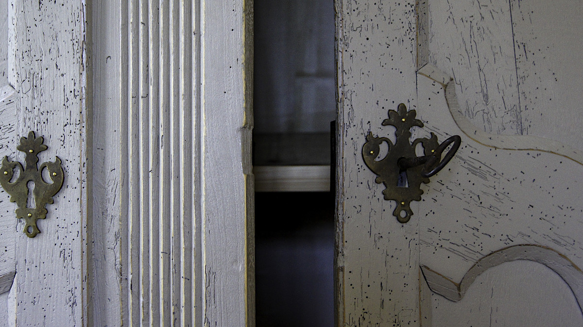 Relooking en gris clair d'une acienne armoire, sablage, cire et consolidation.