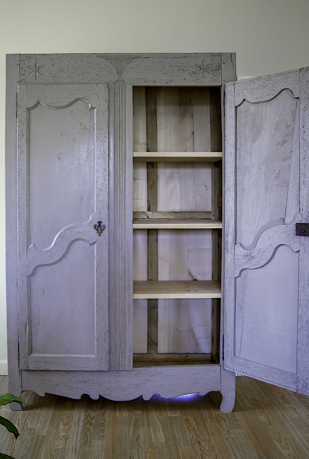 Relooking en gris clair d'une acienne armoire, sablage, cire et consolidation. Intérieur intégralement refait.