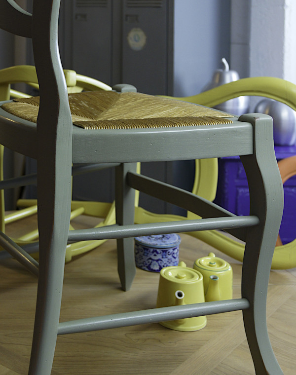 Détail de salle à manger et chaises transformées dans l'atelier Rouge Indigo