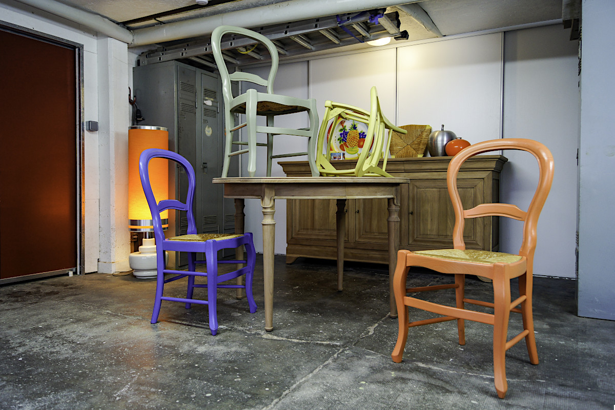 Détail de salle à manger et chaises transformées dans l'atelier Rouge Indigo
