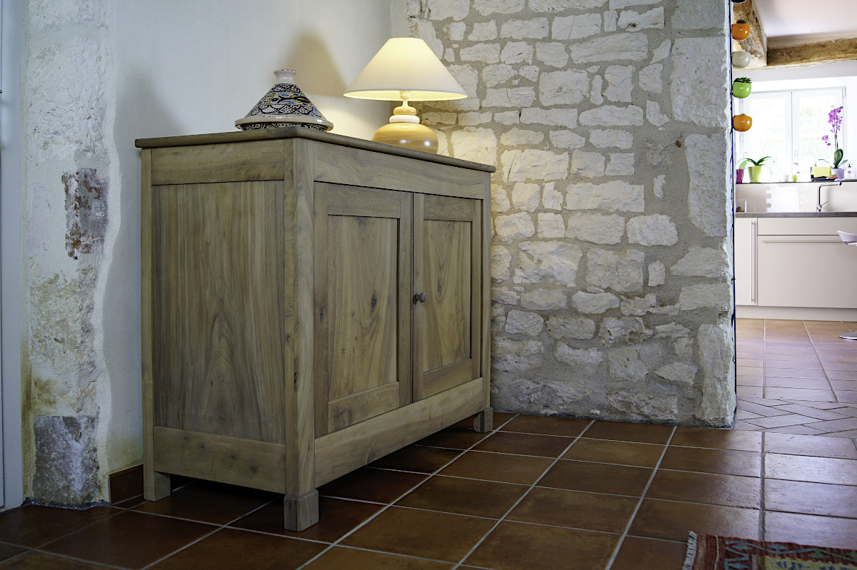 Ensemble de meubles en bois retravaillés en bois naturel finition mate ou satin léger.