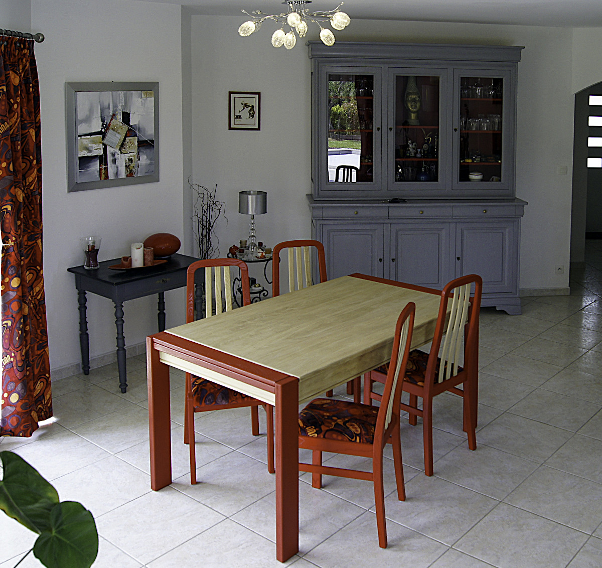 Salle à manger et chaises retravaillée en rouge et bois.