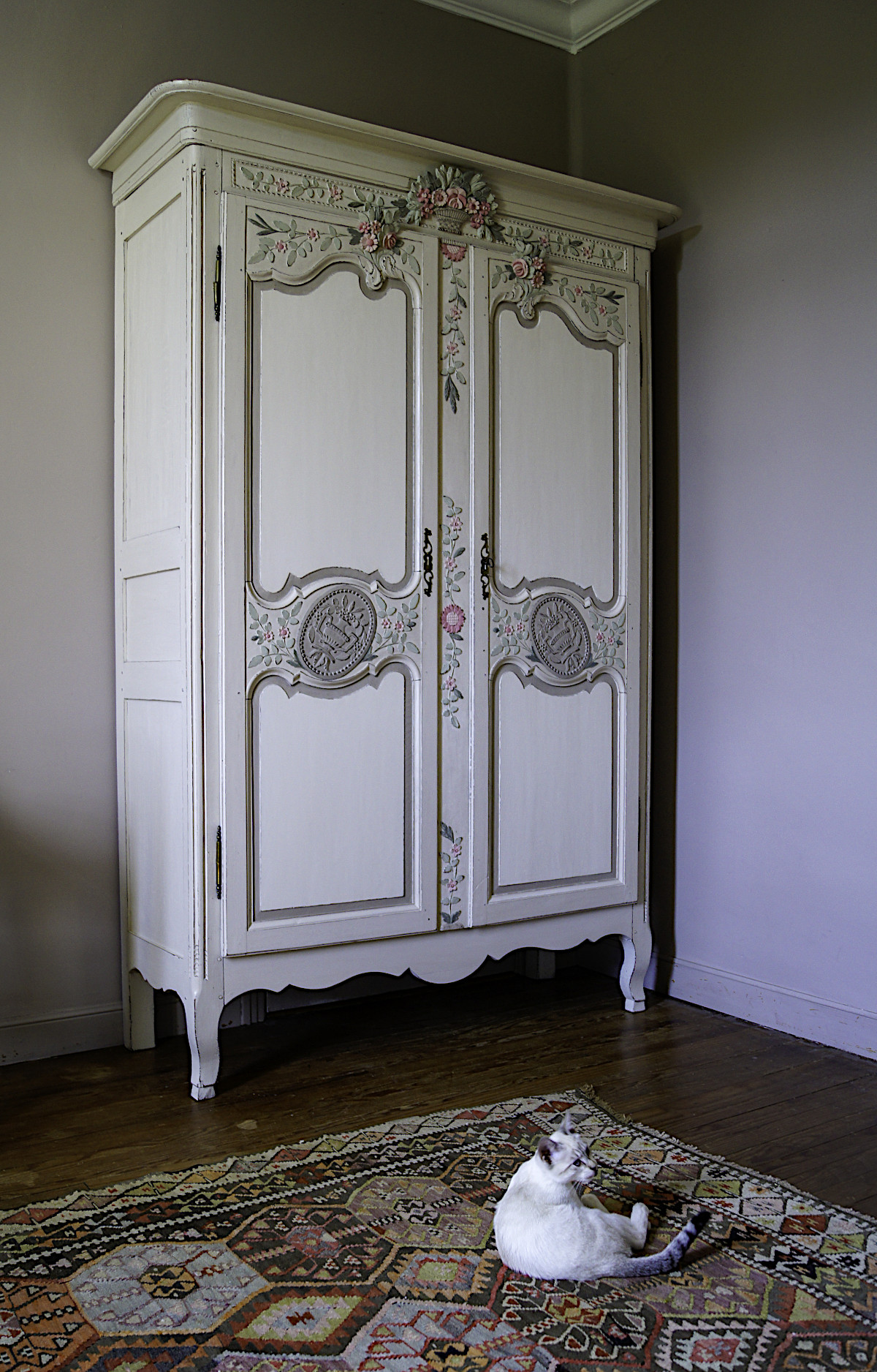 Relooking romantique pour cette armoire en chène par Rouge Indigo. Photos avant / après.