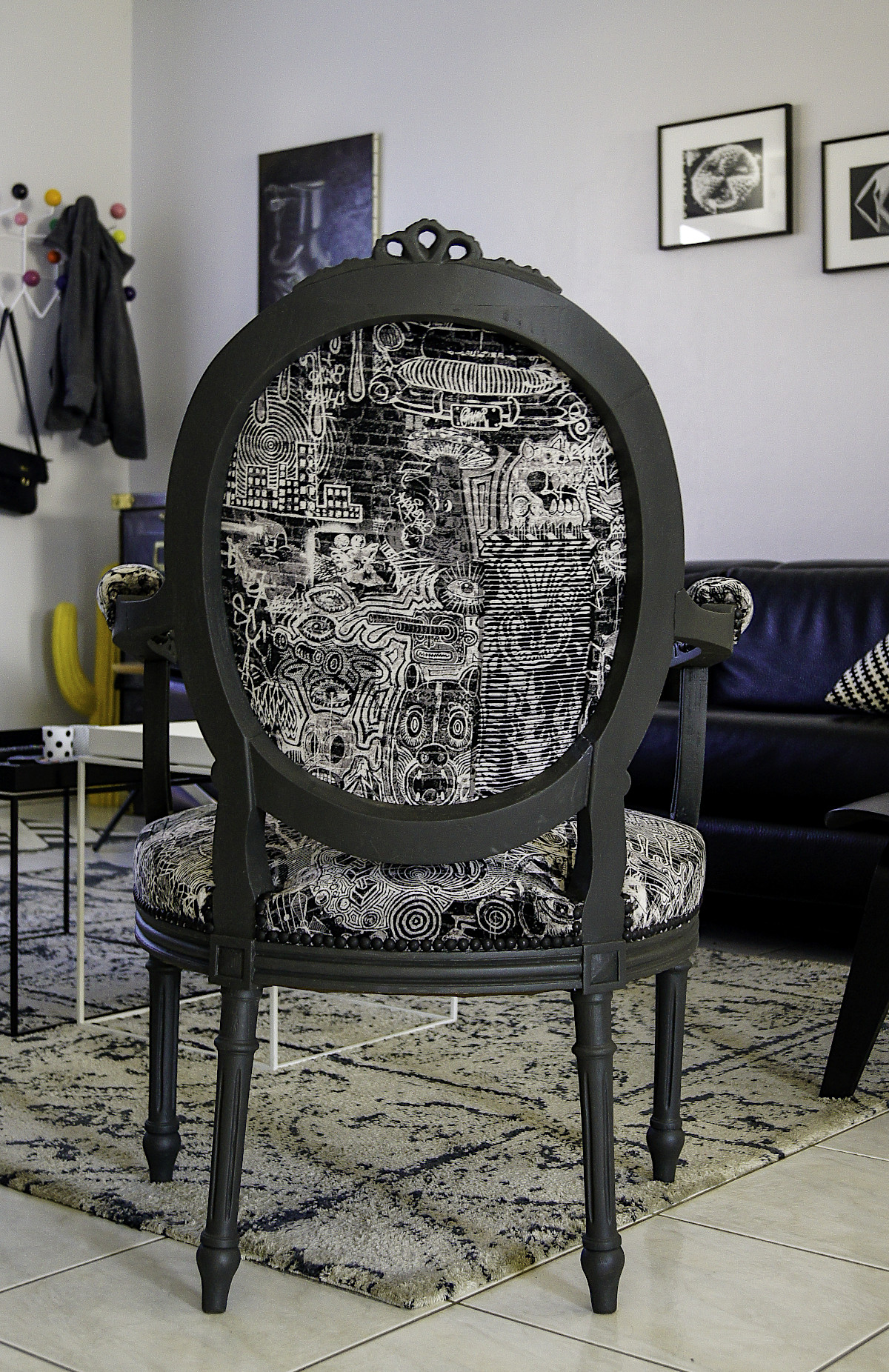 Décapage et relooking de fauteuils Louis XVI, finition couleur réglisse. Tissus noir et beige. Vue de dos.