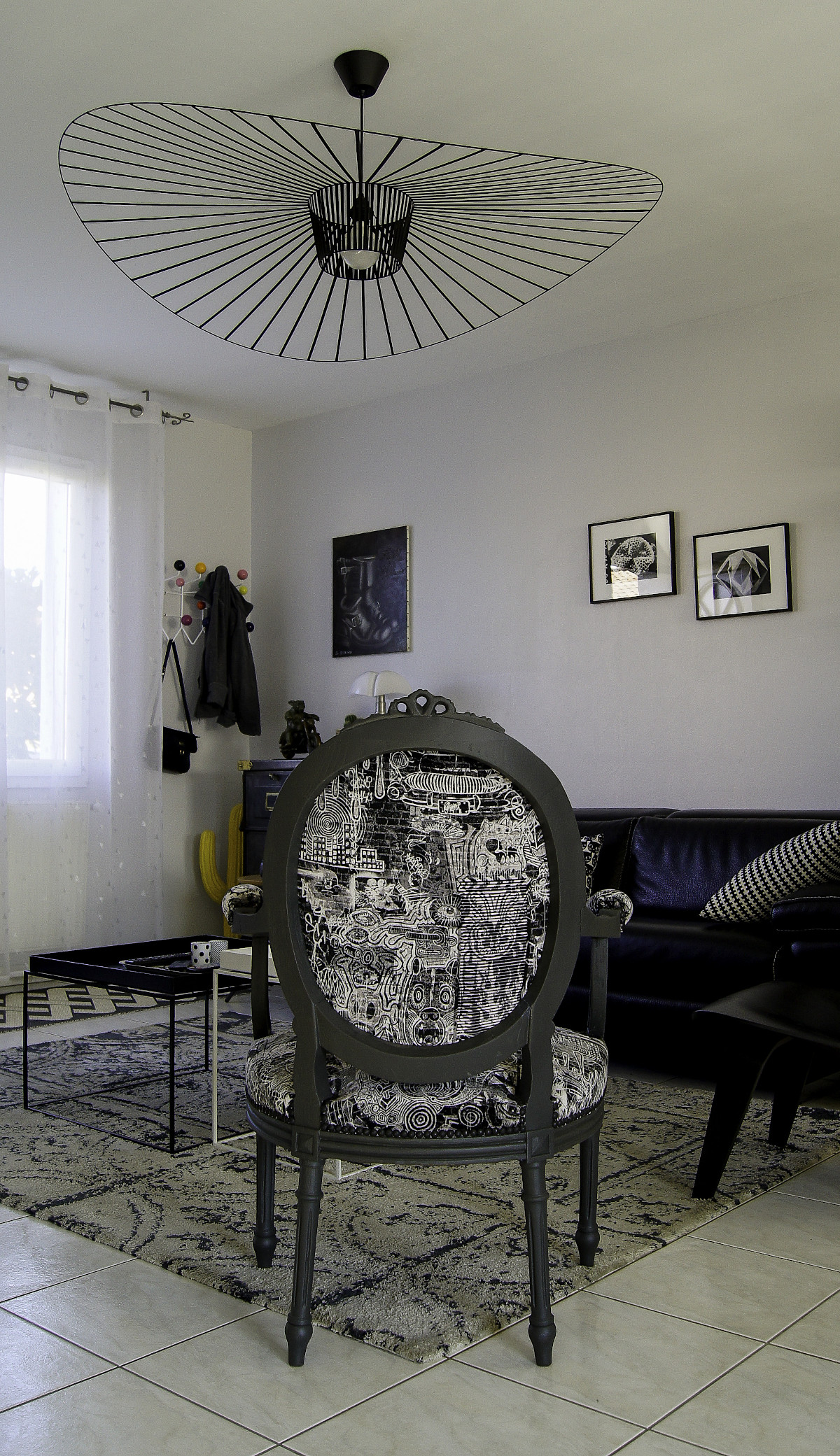 Décapage et relooking de fauteuils Louis XVI, finition couleur réglisse. Tissus noir et beige. Vue de dos.