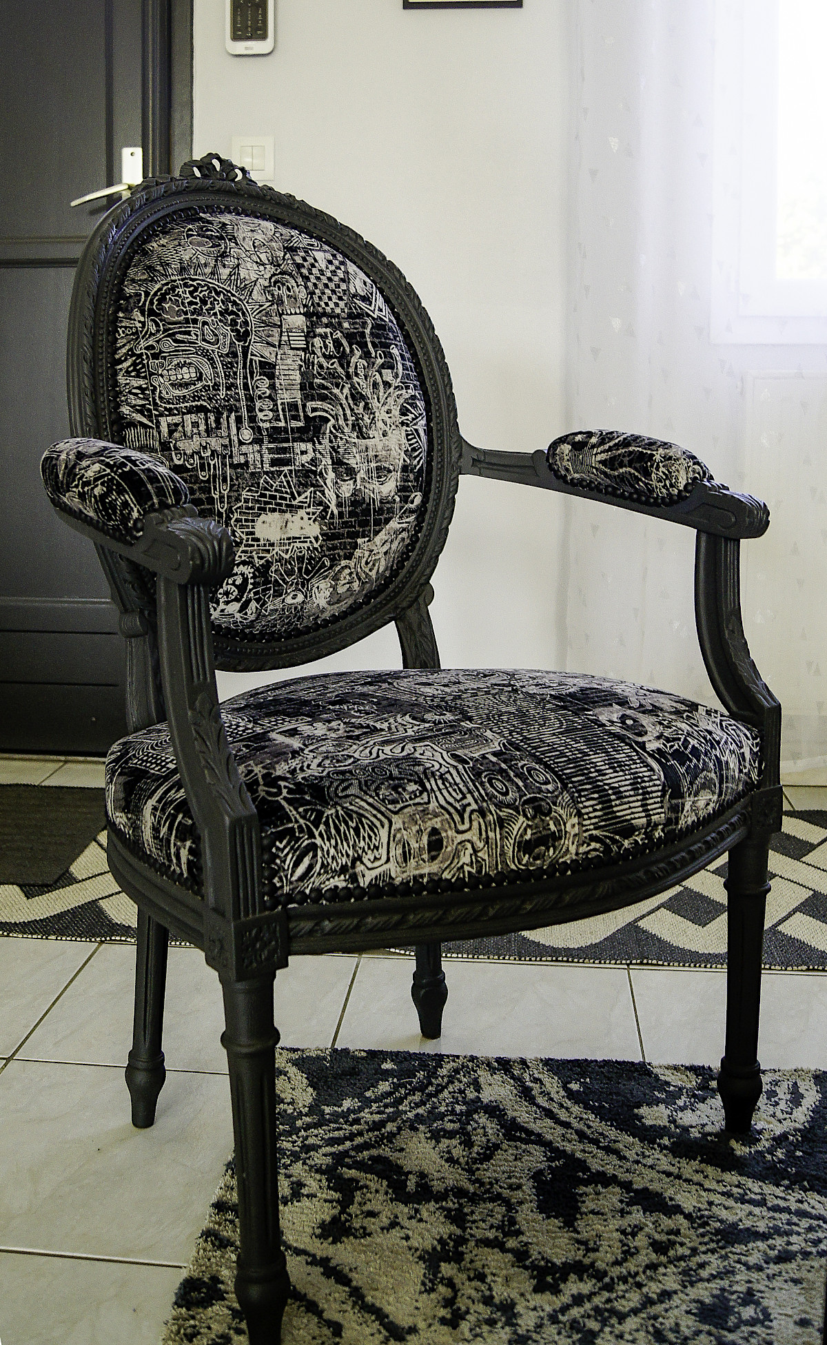 Décapage et relooking de fauteuils Louis XVI, finition couleur réglisse. Tissus noir et beige.