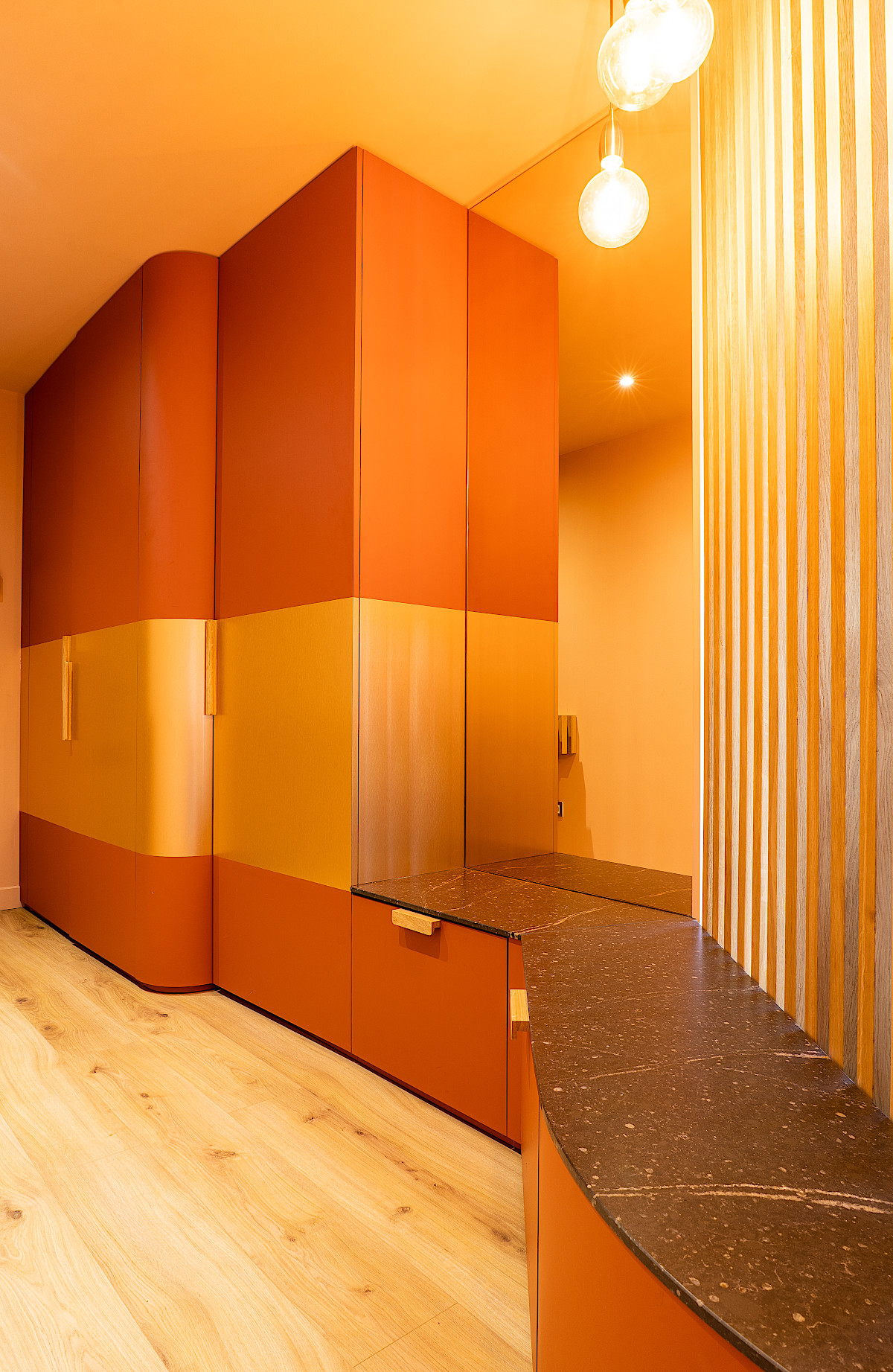 Agencement d'intérieur création d'une entrée et séparation par claustras, Choix du mobilier couleurs et papier peint. Projet chez Gabriela.