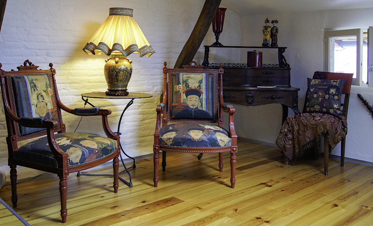 Fauteuils Louis XVI relookés par Rouge Indigo. Vue d'ensemble dans salon.