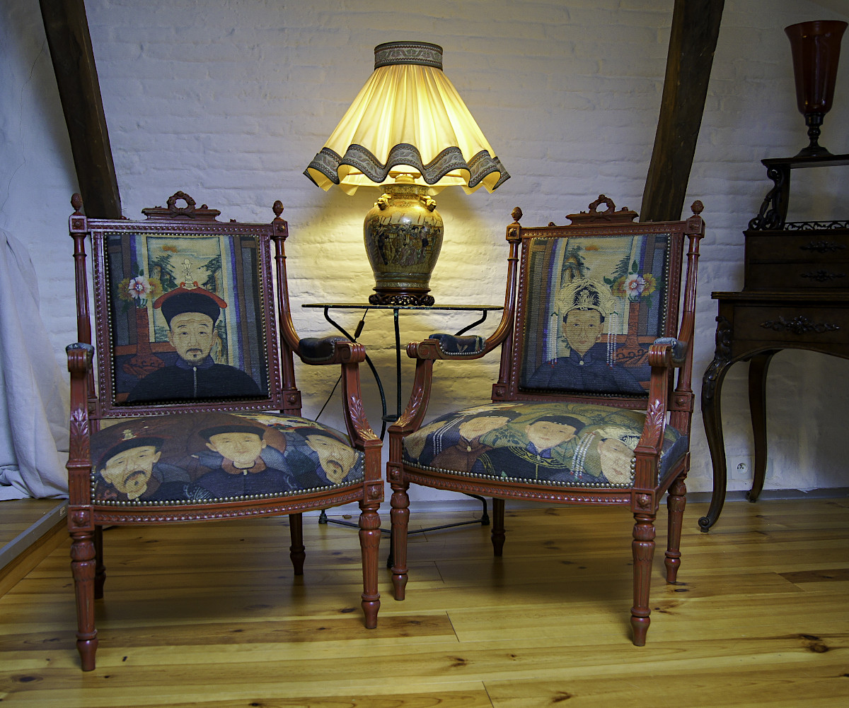 Couple de fauteuils Louis XVI relookés par Rouge Indigo. Tissus Couple Impérial, patine rouge