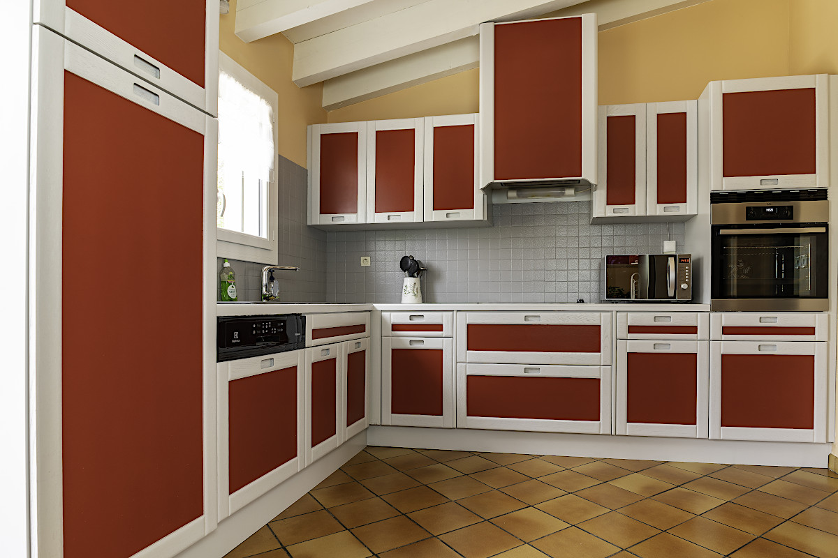 Rénovation de cuisine rouge et gris avant après travaux.