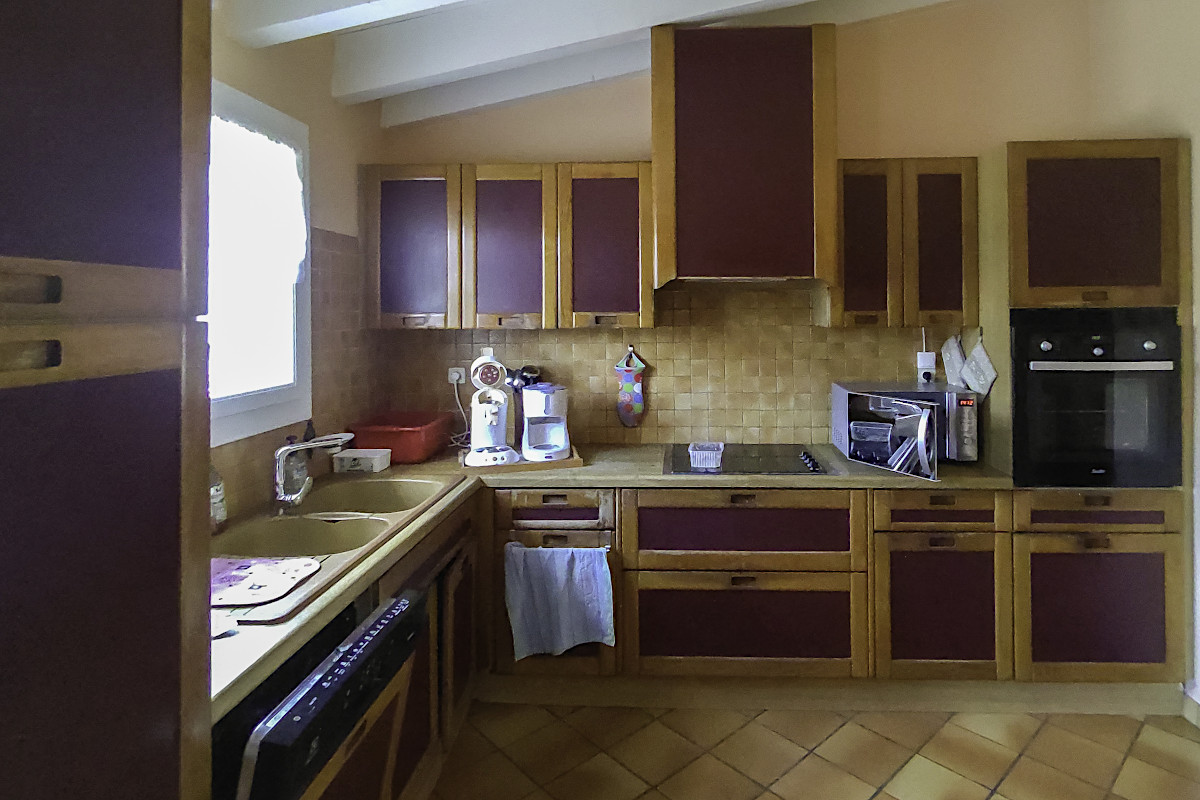 Rénovation de cuisine rouge et gris avant après travaux.