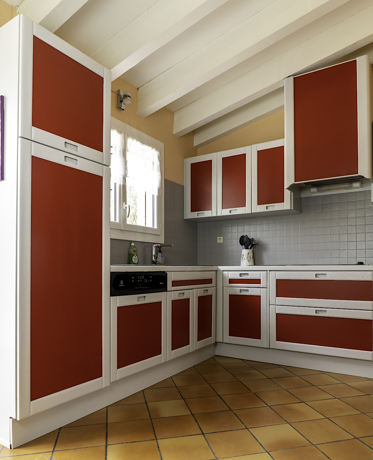 Rouge Indigo Transformation de cuisine rouge et gris.