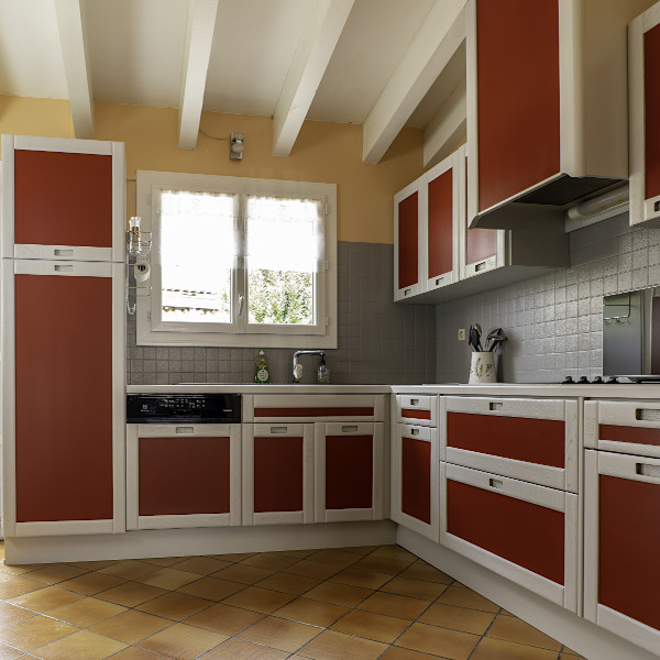 Rouge Indigo Relooking de cuisine rouge et gris dans le Tarn.