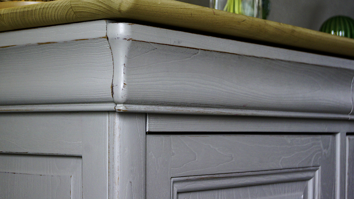 Détail plateua merisier et corps du meuble patiné en gris
