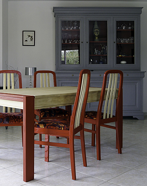 Transformation pour cette salle à manger. Double corps Louis Philippe en Gris et rouge. Chaises et table en bois naturel et rouge. Coiffeuse en gris et noir.  Finitions vernis et cirées. 