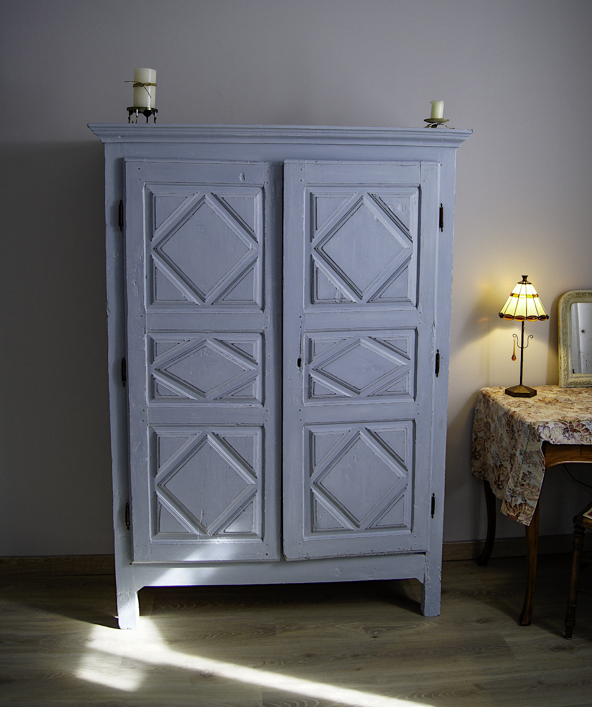 Travail en bleu clair et cires incolore et  blanche pour cette armoire ancienne. Un résultat pastel d'une douceur remarquable.