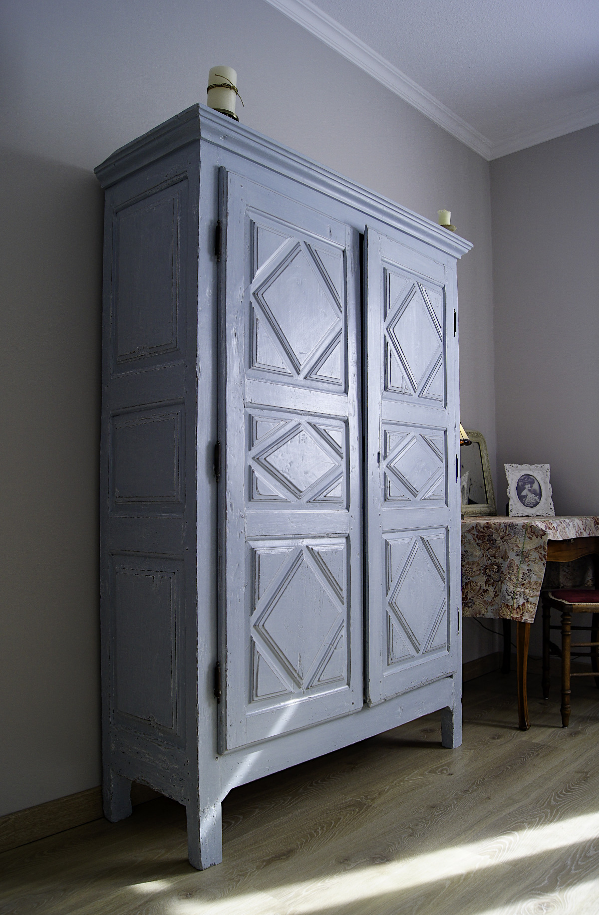 Travail en bleu clair et cires incolore et  blanche pour cette armoire ancienne. Un résultat pastel d'une douceur remarquable.
