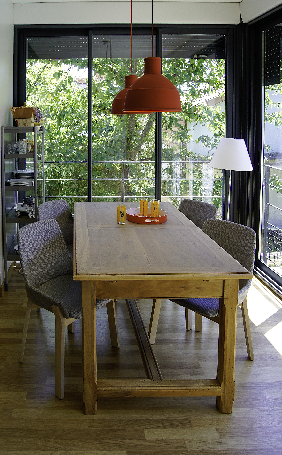 Table relookée à Toulouse avec chaises contemporaines.