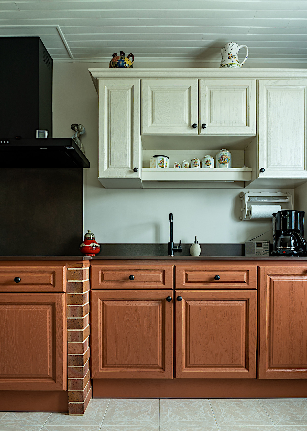 Rouge Indigo transforme totalement une cuisine en  chêne. Vue de l'espace cuisson, crédence dekton et et évier.