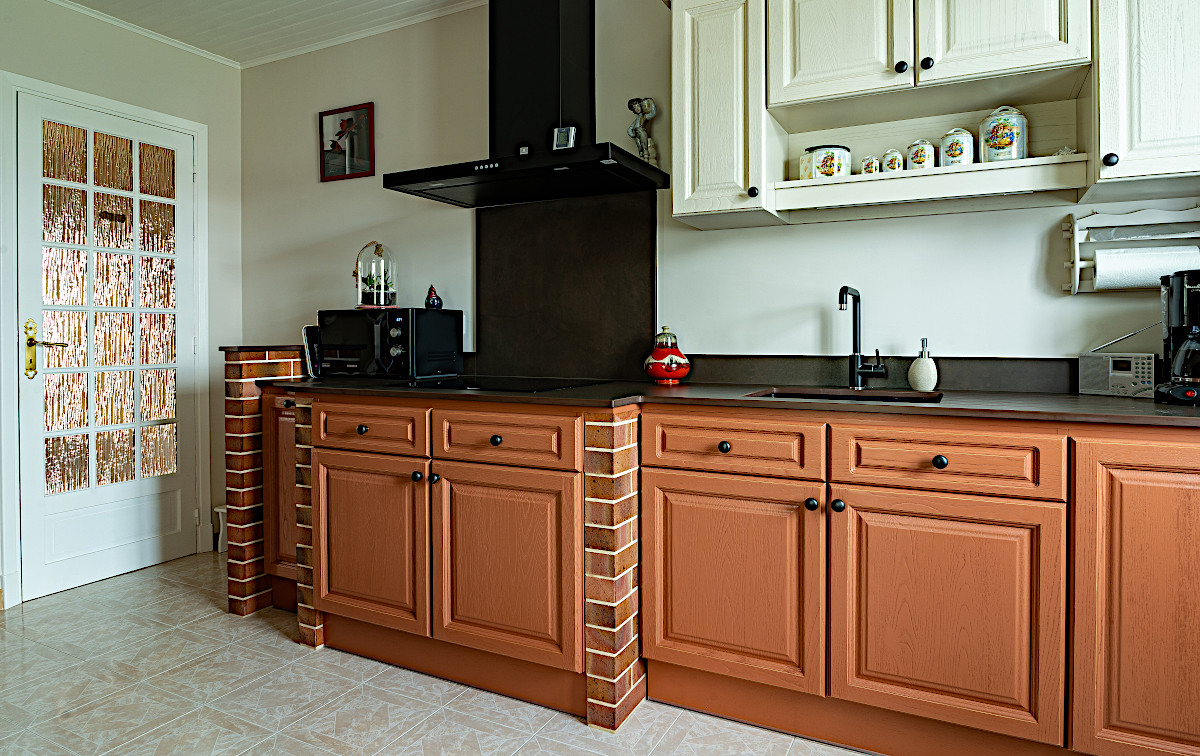 Rouge Indigo transforme totalement une cuisine en  chêne. Meubles en terracotta et lin.