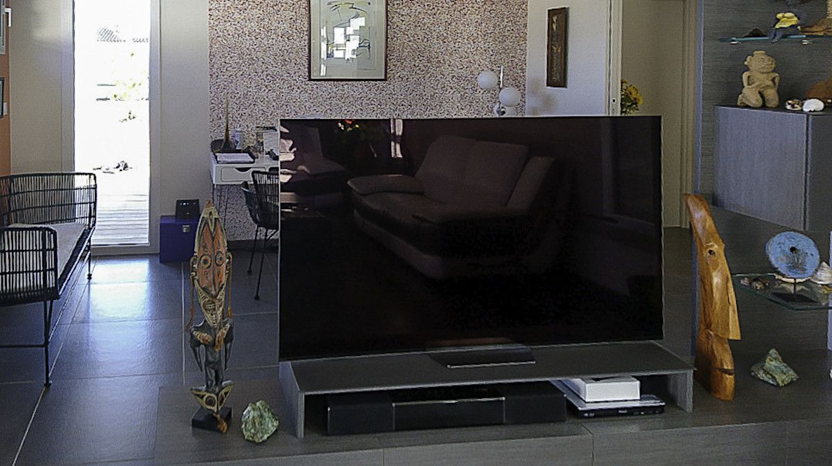 Création d'un meuble et claustra sur mesure pour habiller le dos d'un meuble TV et  délimiter l'entrée.. Slide avant / après depuis l'espace TV.