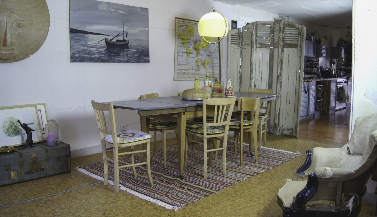Relooking de meuble en bois naturel et gris pour cette salle à manger type Brocante. Les galettes des chaises ont été réalisées à partir de canevas chinés.