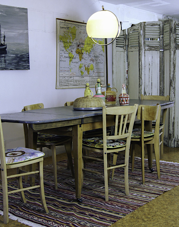 Relooking de meuble en bois naturel et gris pour cette salle à manger type Brocante. Les galettes des chaises ont été réalisées à partir de canevas chinés.