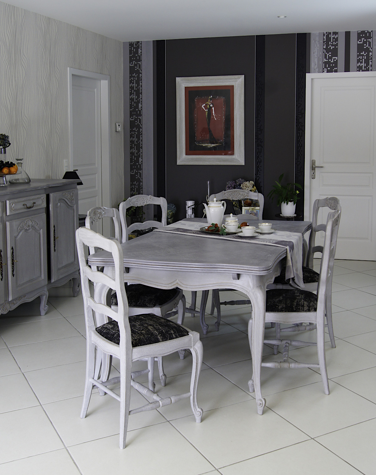 Relooking de salle à manger dans des tons de gris clair et gris foncé. Projet de relooking de meuble fait dans le Sidobre proche de Castres.