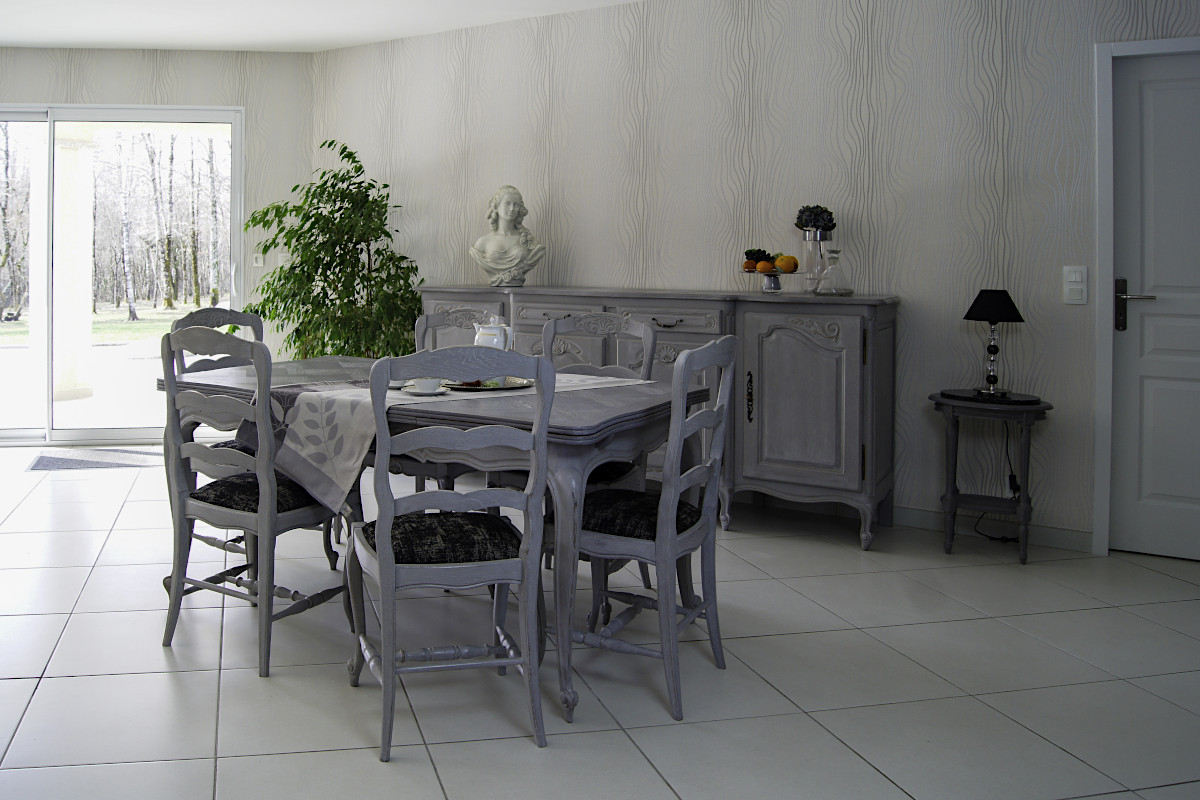Relooking de salle à manger dans des tons de gris clair et gris foncé. Projet de relooking de meuble fait dans le Sidobre proche de Castres.