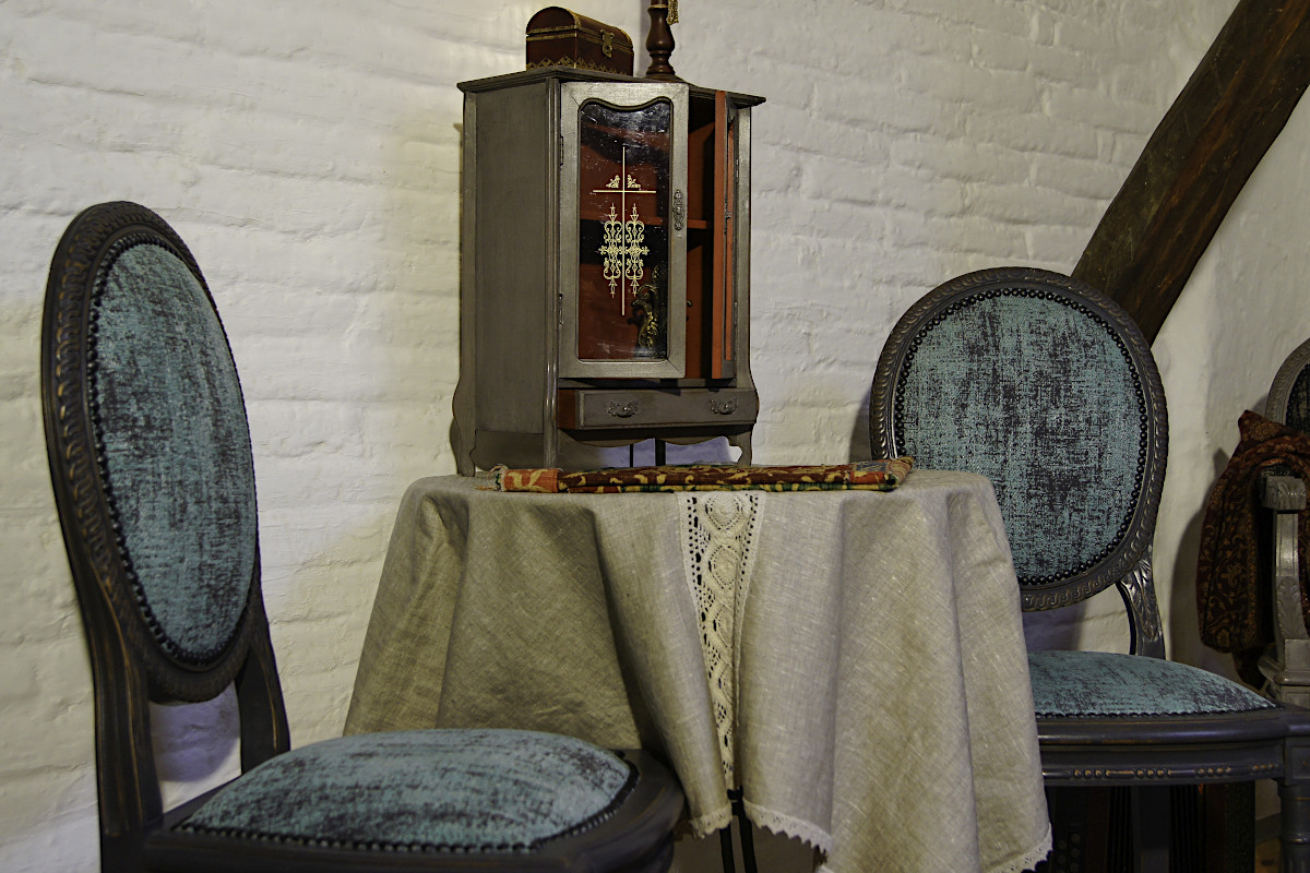 Relooking de salon Louis XVI en taupe et Gris pétrole, tissus assortis Romo. Chantier pour un projet situé à Lavaur 81.