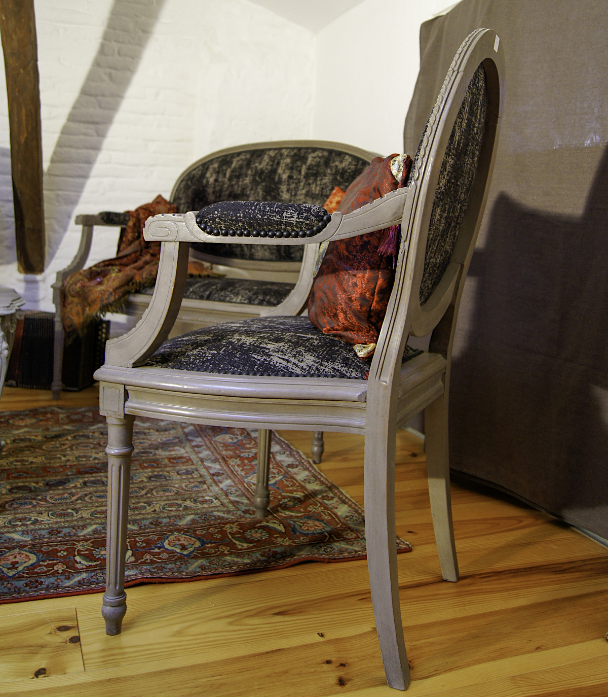 Relooking de fauteuil en taupe, tissus assortis Romo. Chantier pour un projet situé à Lavaur 81.
