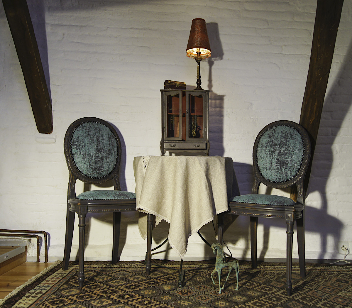 Relooking de chaises Louis XVI en Gris pétrole, tissus assortis Romo. Chantier pour un projet situé à Lavaur 81.