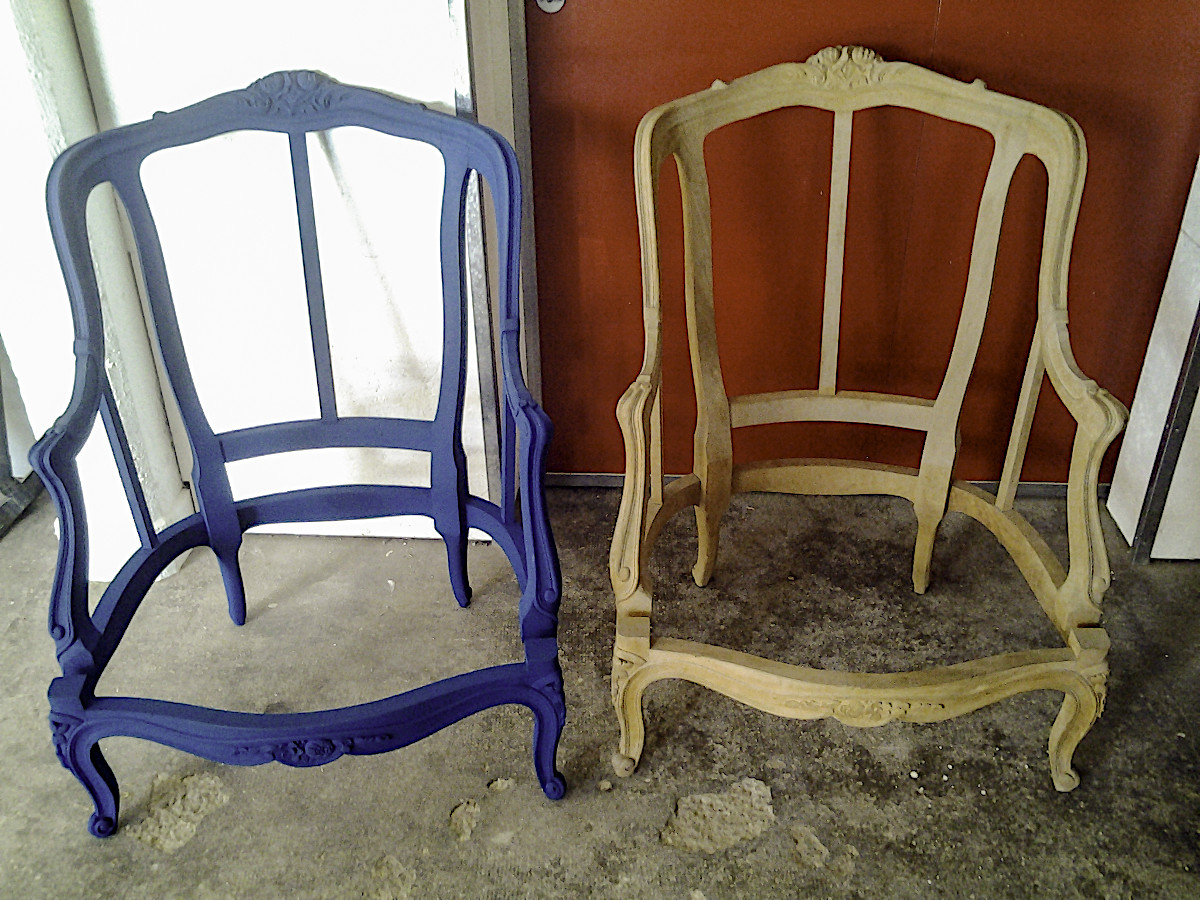  Relooking de fauteuil en bleu, travail de patine à la cire. Relooking réalisé pour Antoine Besombes Tapissier à Graulhet 81. présentation du travail en cours de réalisation.