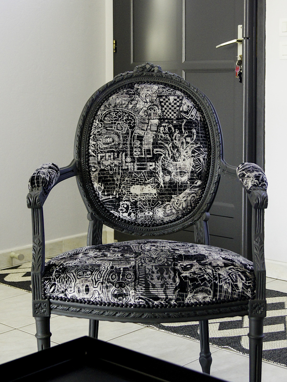 Relooking de fauteuils Louis XVI par Rouge Indigo. finition noire. Tissus noir et beige. Photos avant / après réalisation.