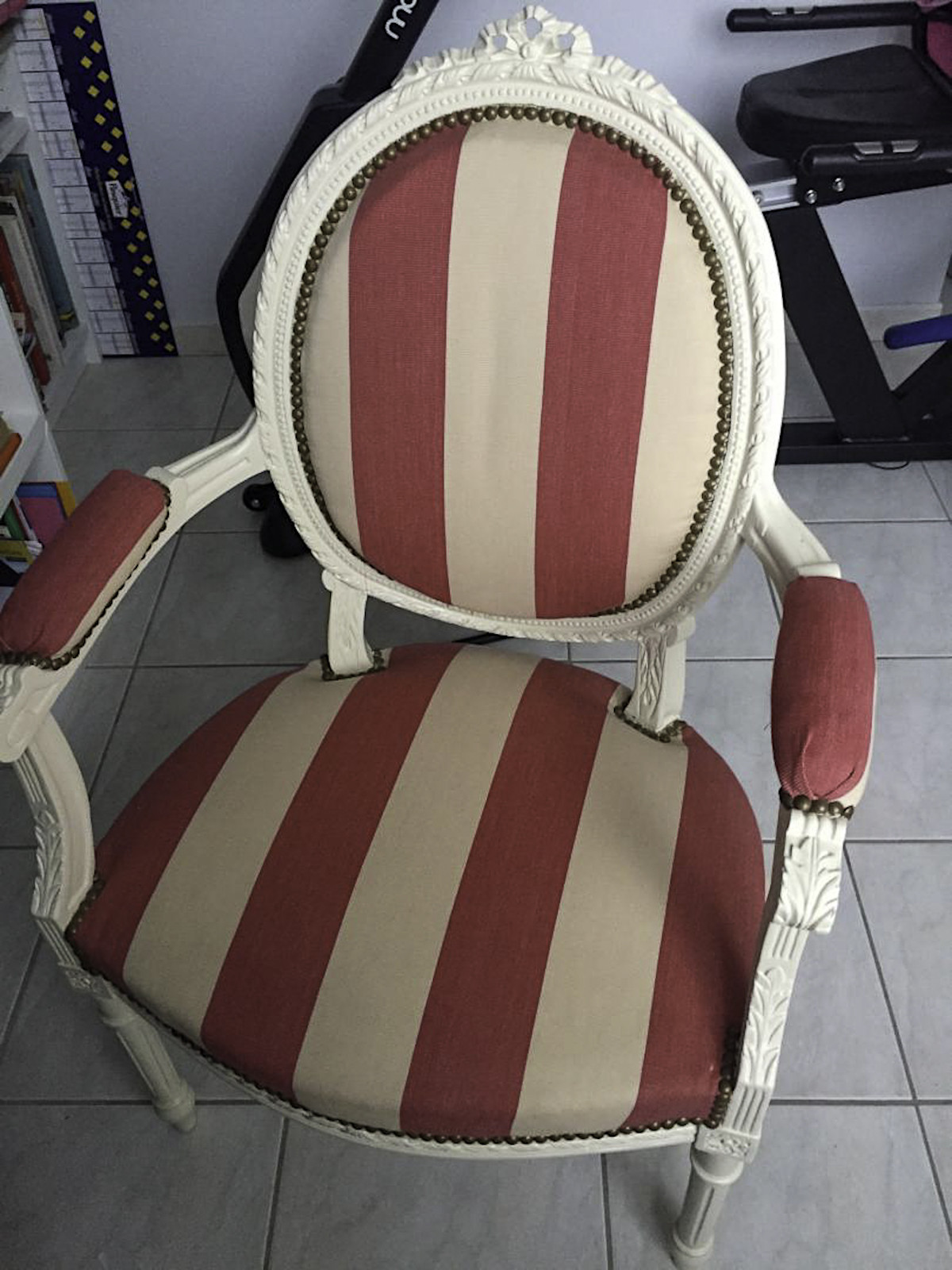 Relooking de fauteuils Louis XVI par Rouge Indigo. finition noire. Tissus noir et beige. Photos avant / après réalisation.