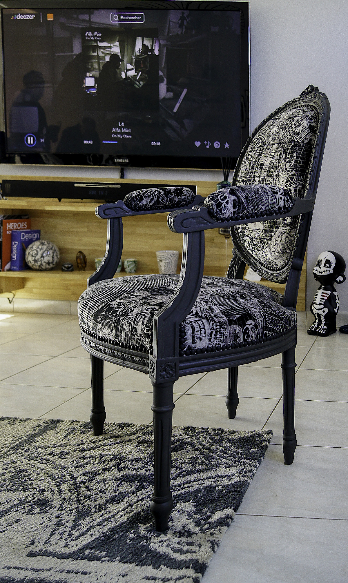 Relooking de fauteuils Louis XVI par Rouge Indigo. finition noire. Tissus noir et beige