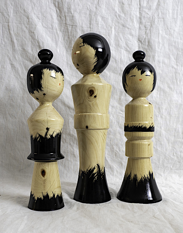 Kokeshi en bois de cyprès tourné, encre de chine et verni. Création de Rouge Indigo Atelier.