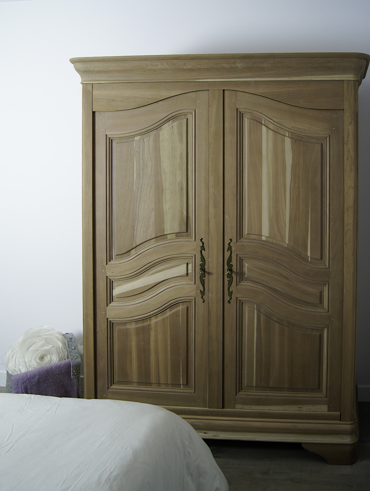 Armoire relookée en merisier naturel photos avant  / après