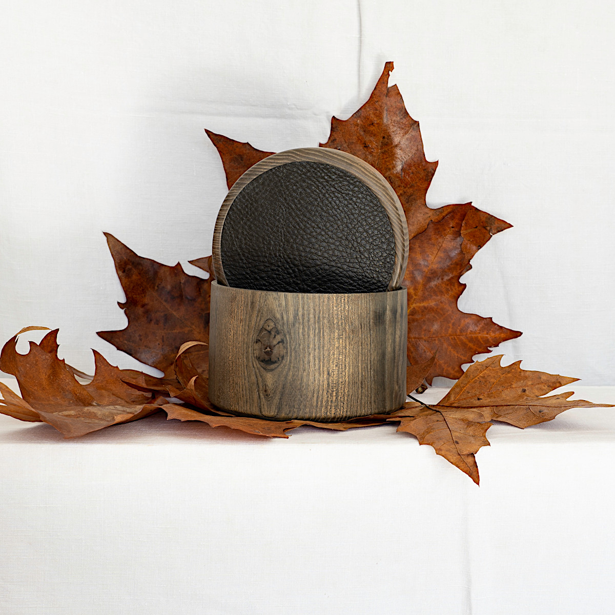 Boites en frène avec insert de cuir de buffle ou de grès chamotté