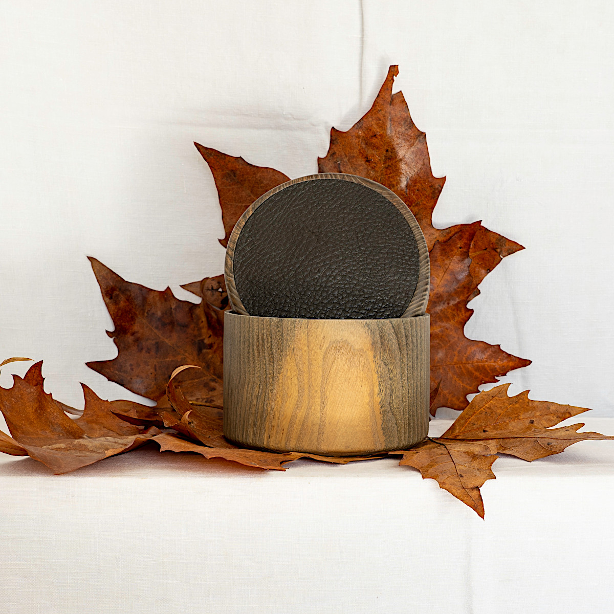 Boites en frène avec insert de cuir de buffle ou de grès chamotté