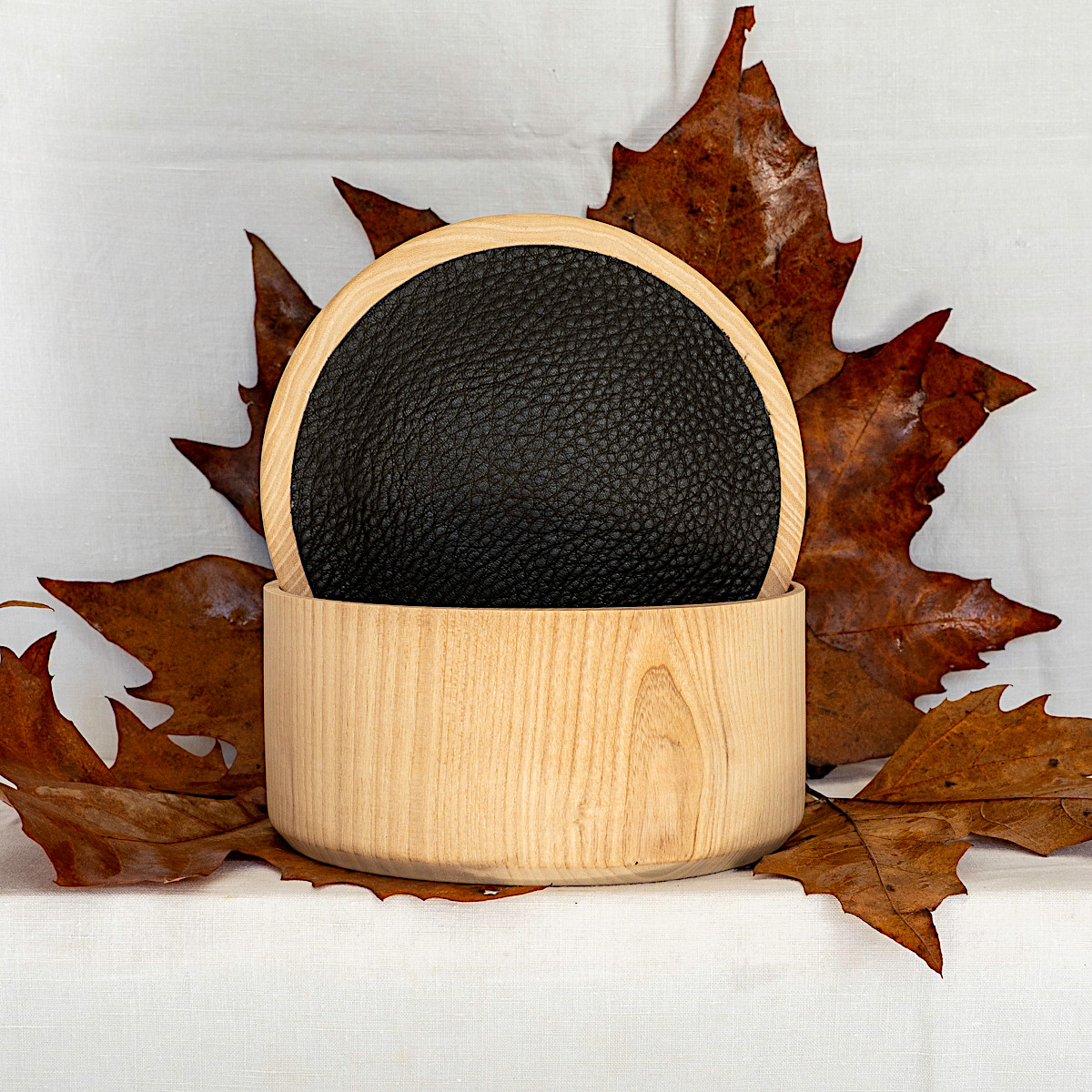 Boites en frène avec insert de cuir de buffle ou de grès chamotté