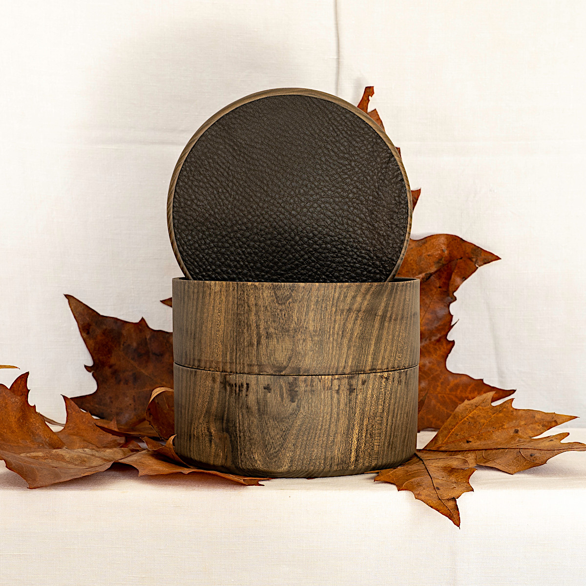 Boites en frène avec insert de cuir de buffle ou de grès chamotté