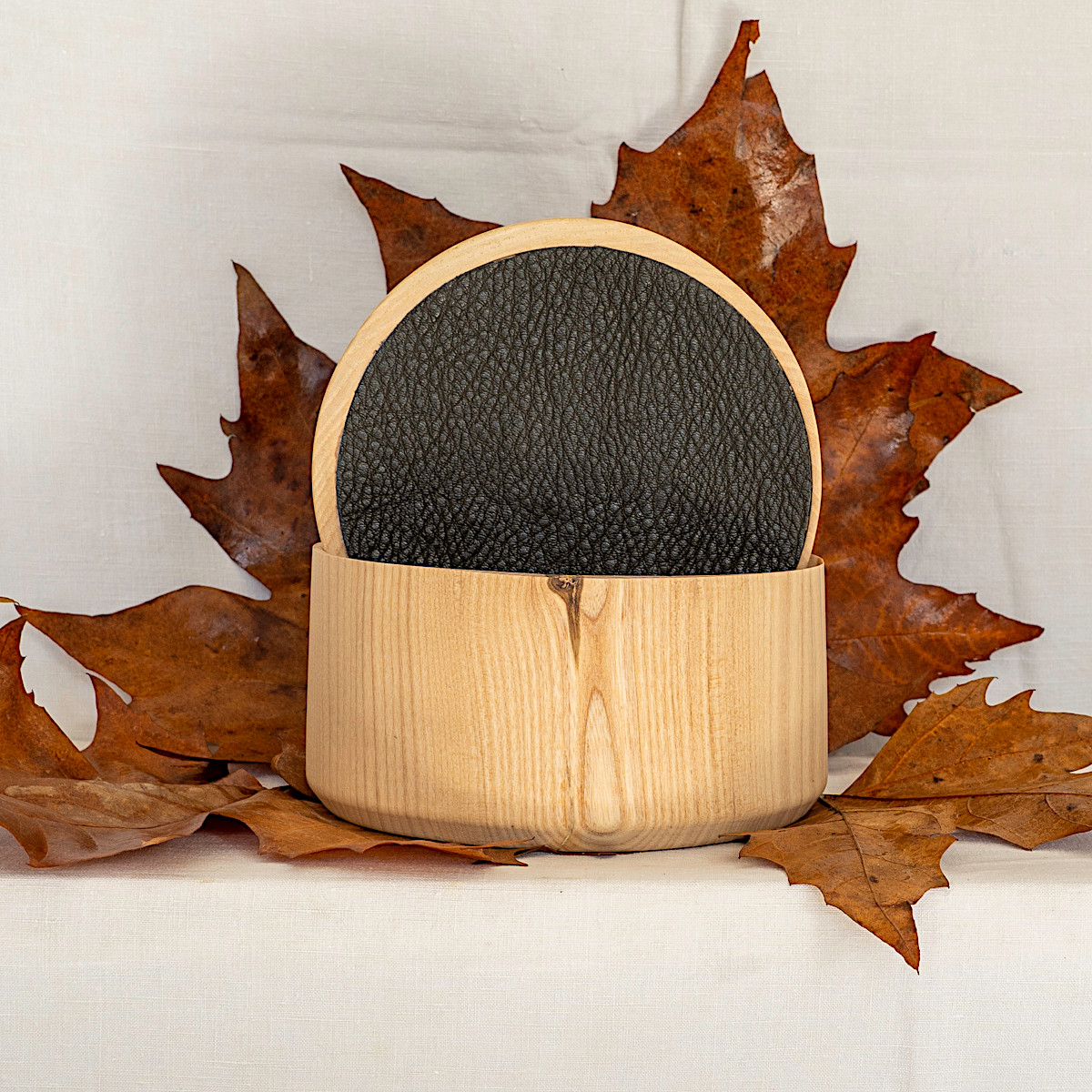 Boites en frène avec insert de cuir de buffle ou de grès chamotté