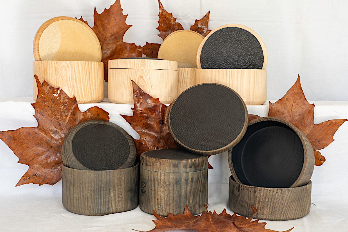 Boites en frène avec insert de cuir de buffle ou de grès chamotté