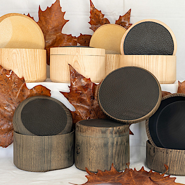 Boites en frène avec insert de cuir de buffle ou de grès chamotté