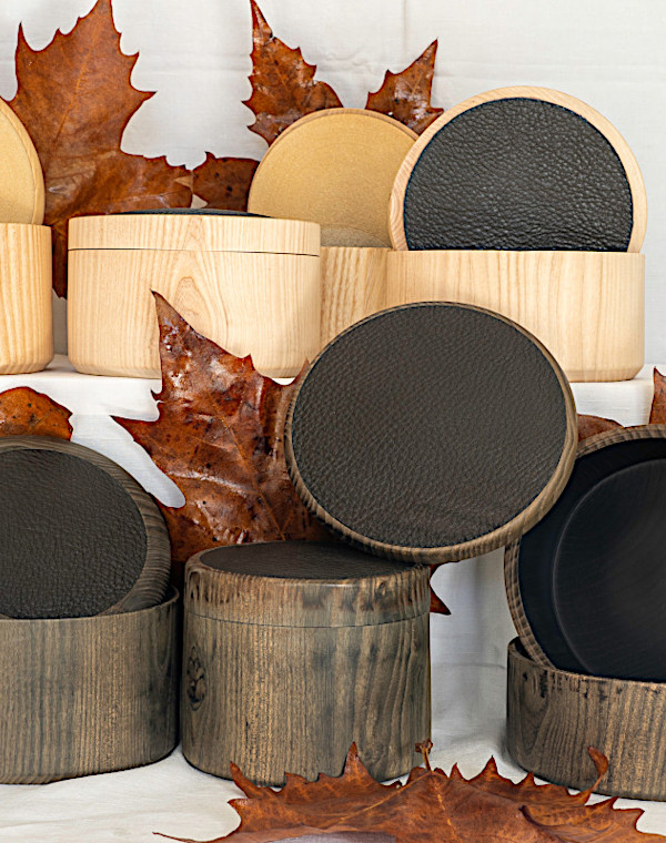 Boites en frène avec insert de cuir de buffle ou de grès chamotté